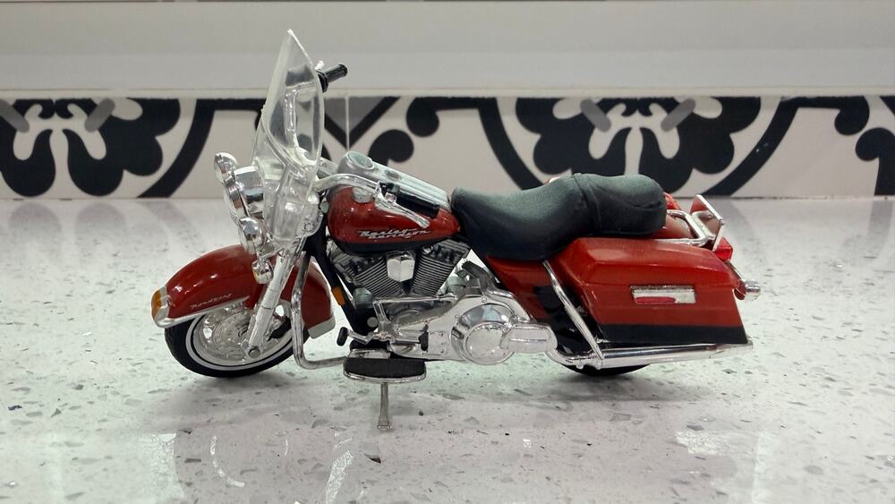 Maisto 1:18 1999 Harley Davidson FLHR Road King Red Diecast Motorcycle #31360